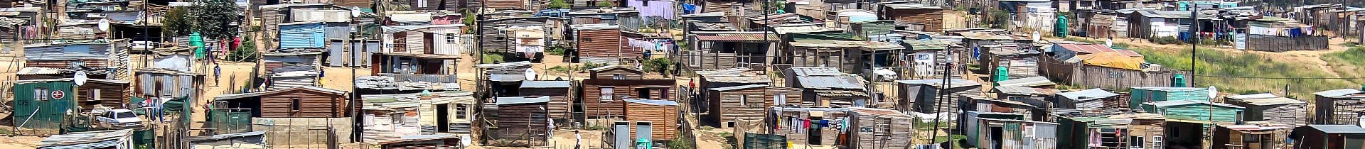 Townships in Kapstadt | Südafrika - Foto von Martinv [CC BY-SA 4.0 via Wikimedia Commons] - Details im Impressum