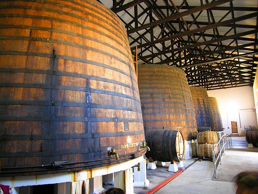 Historische Weinfässer bei KWV