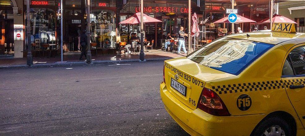Gelbes Taxi (Yellow Cab) in der Long Street