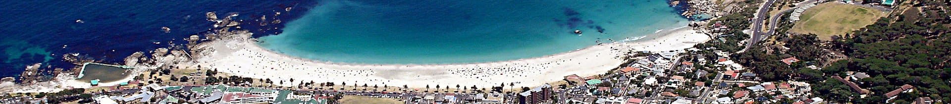 Strand von Camps Bay vom Tafelberg - Foto von Pbsouthwood [CC BY-SA 3.0] via Wikimedia Commons - Details im Impressum