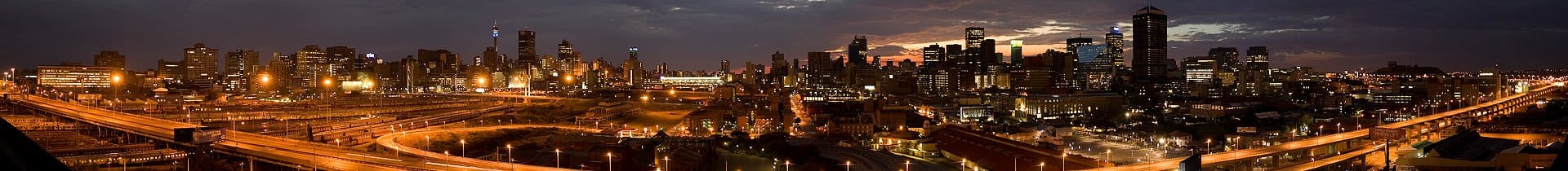 Johannesburg Skyline in Südafrika bei Nacht