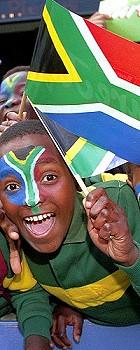 Begeisterte Kinder in Südafrika mit südafrikanischer Fahne