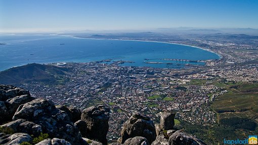 Der Stadtkern vom Tafelberg aus von Sea Point links bis zur Westküste rechts