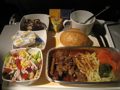Typische Speise an Bord des Flugzeug