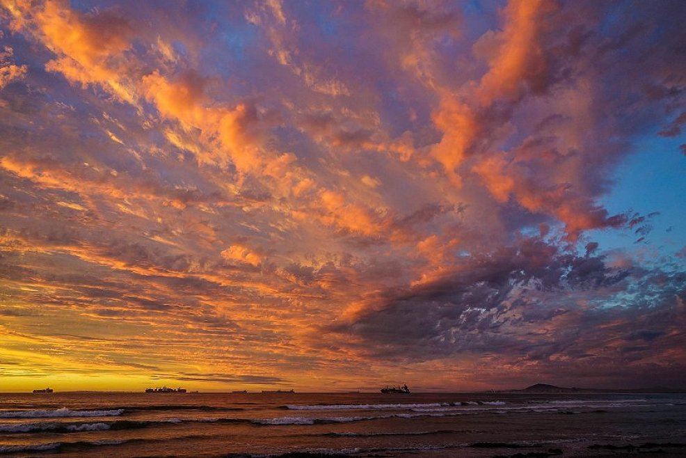 Wolkenformationen beim Sonnenuntergang an der Westküste von Kapstadt