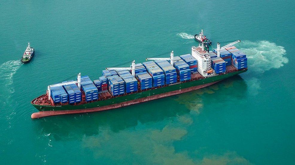 Containerschiff mit Ölspur in Kapstadt