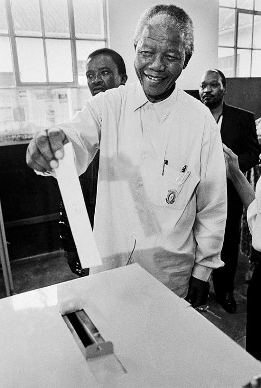 Nelson Mandela bei der Stimmabgabe bei den Wahlen in 1994 in Südafrika