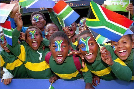 Begeisterte Kinder und südafrikanische Fahnen