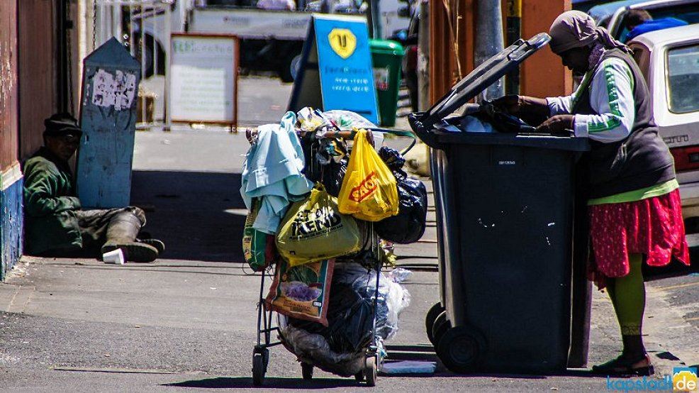 Suche nach Brauchbarem im Müll in Woodstock in Kapstadt