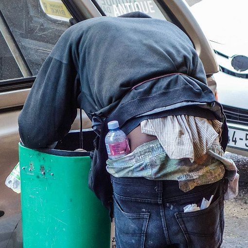 Obdachloser sucht im Mülleimer in Südafrika